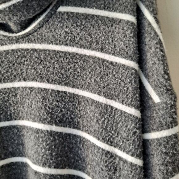 Design Lab Lord & Taylor Top Striped Cowl Neck Cold Shoulder Gray White Size XS - Picture 7 of 16